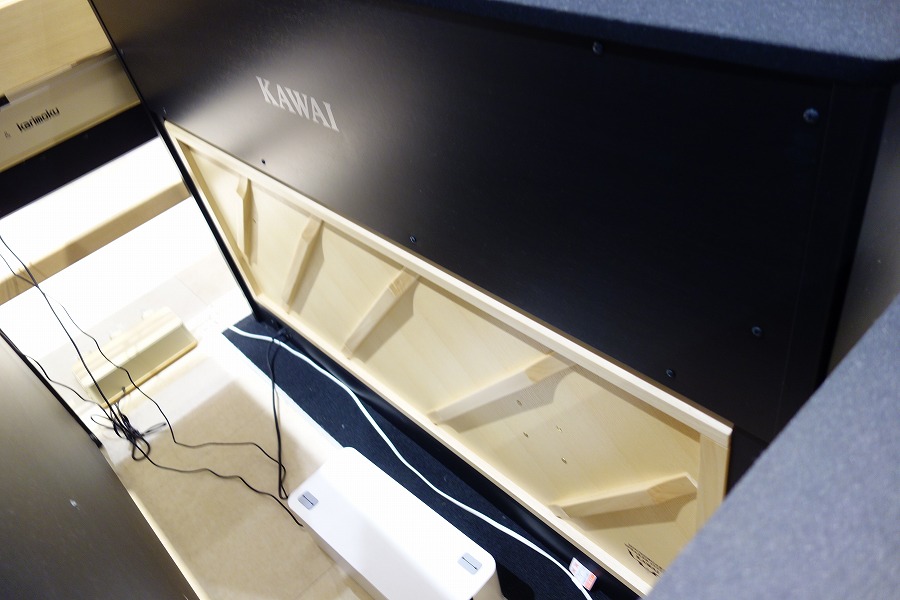 カワイCA99等の背面に付けられた木製響板
