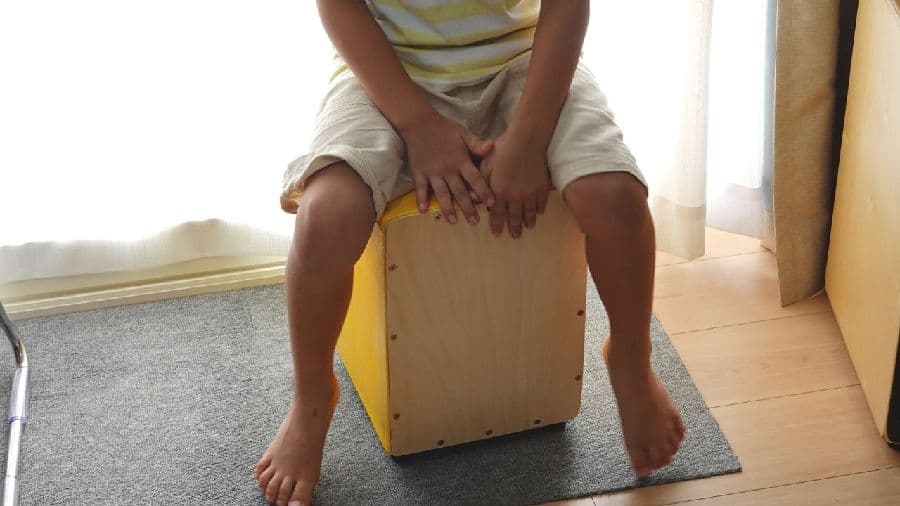 キッズカホンを叩いているところ