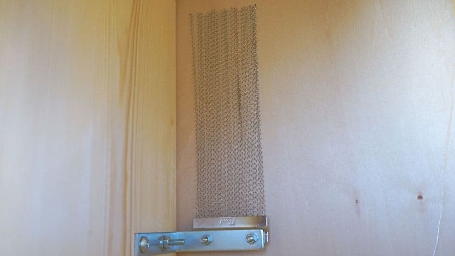 カホン内部の響き線（スナッピー）取り付け部分