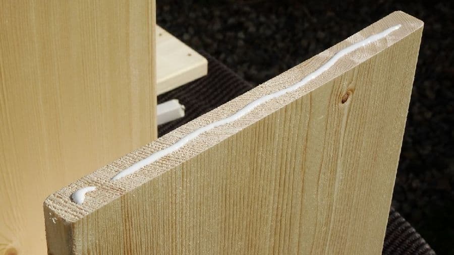 ＳＰＦ材に木工用ボンドを塗る