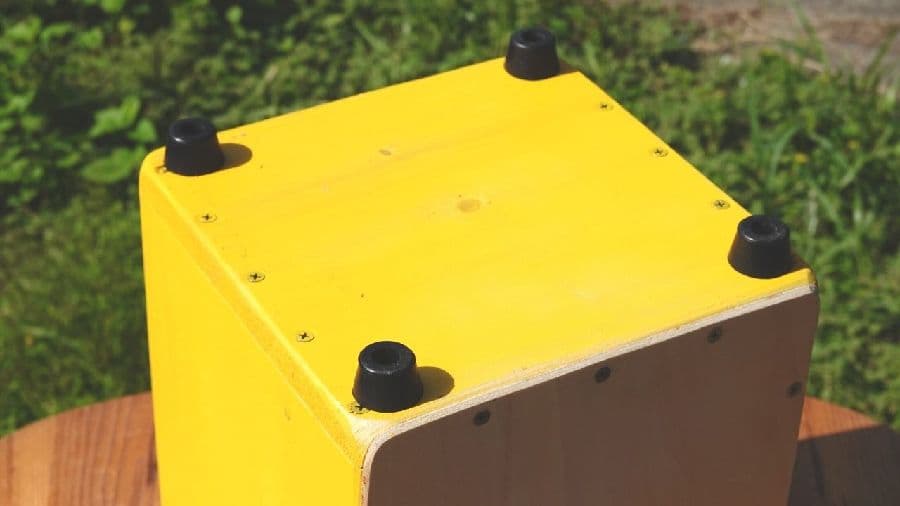 カホン底面にボンネットゴムを取り付けたところ